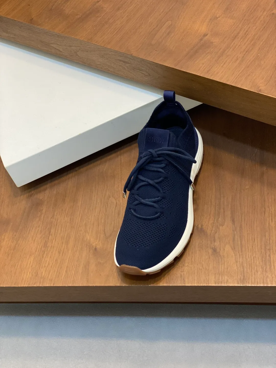 Ex-factory price: 580💰Dior’s latest men’s fashion sneakers. This item draws inspiration from retro jogging shoes. Featuring a thick, low-top design, it features a mesh fabric upper and an ultra-light rubber foam sole. The side is decorated with an embossed "Di~r" logo. Code number: 39-44 (order 38, 45, 46)